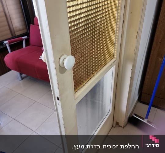 דלת עם זכוכית מחוספסת וזכוכית שקופה